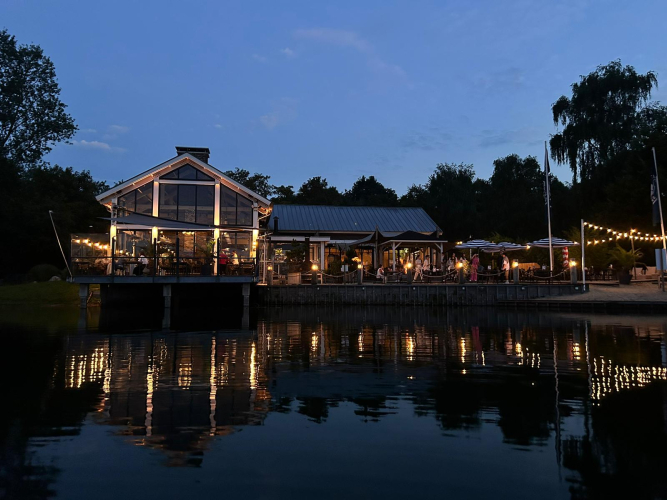 Papa's Beach House - aanzicht vanaf het meer avond