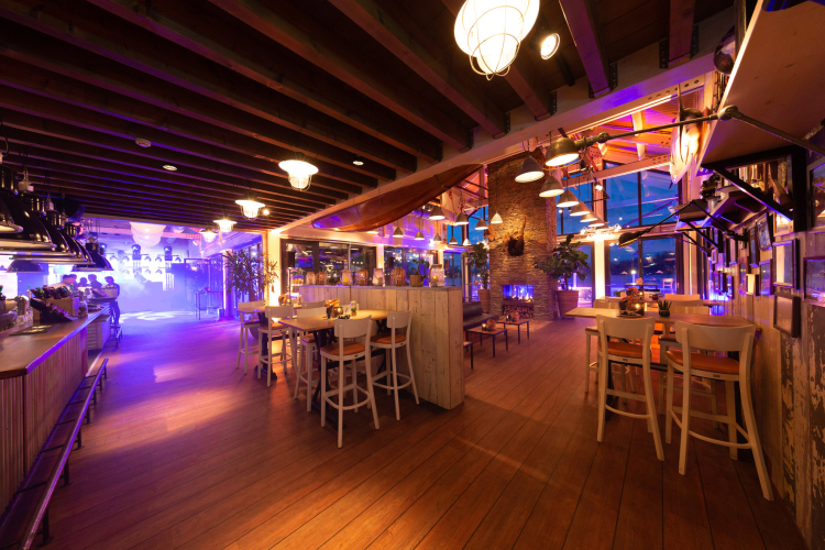 Papa's Beach House - ontvangst met gekleurd licht
