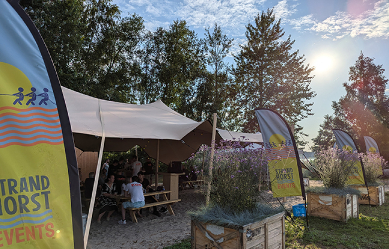 Bloembakken voor de tent