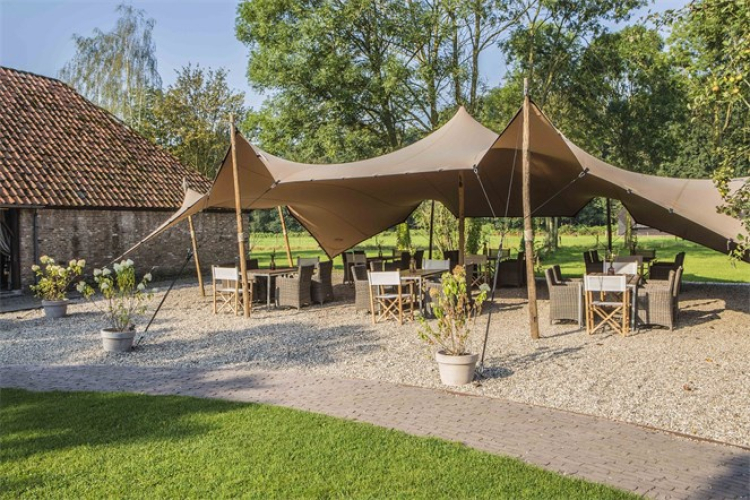 Stretchtent naast de hoeve