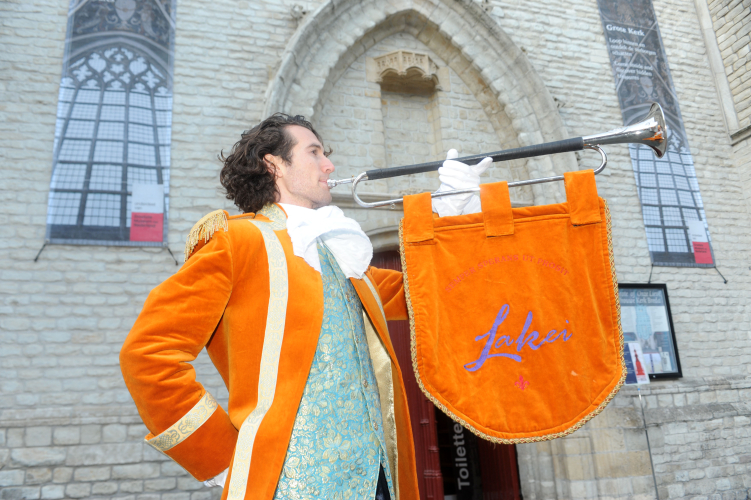Stijlvolle aankondiging met de bazuin