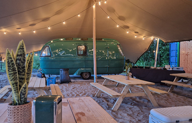 Onder de tent van Strand Horst Events