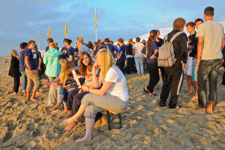 WADDENEILANDEN - bedrijfsfeest op het strand