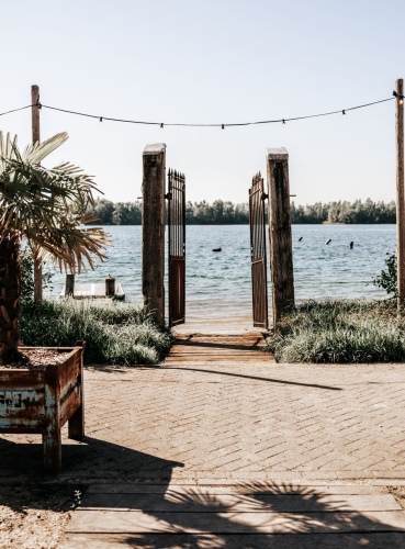 Uitzicht Tipi terras meer Watergoed evenementenlocatie zakelijk particulier