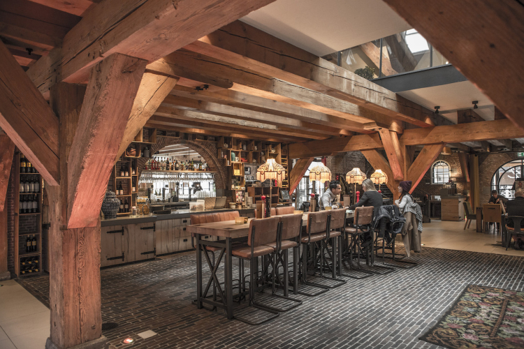 Hoge tafels van het restaurant