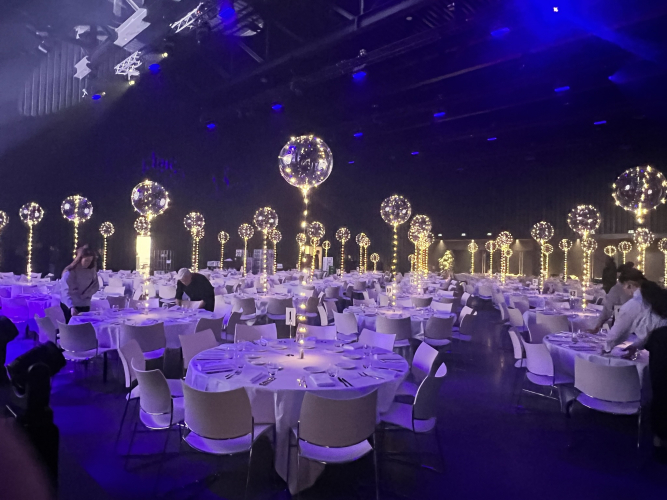Verlichte LED Ballon XXL op dinertafels bij Event