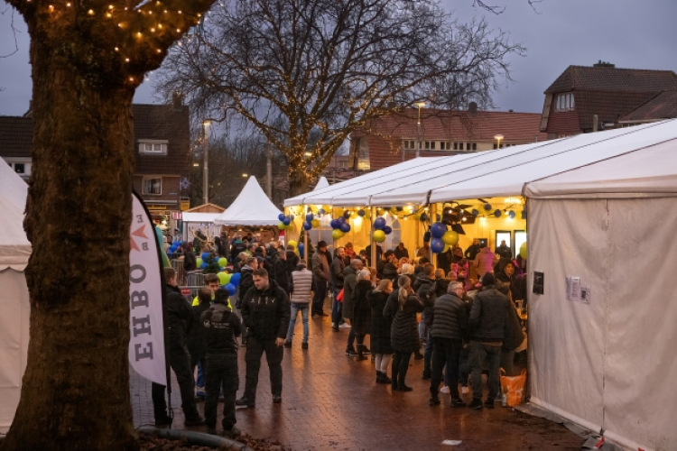 Sfeer van kerst en vreugde tijdens wijkfeest bij oplevering gemeente Arnhem, De Geitenkamp georganiseerd door Weis Events