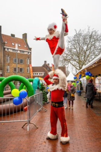 Kerstviering met acrobatische acts: feestelijke entertainment. Georganiseerd door Weis Events