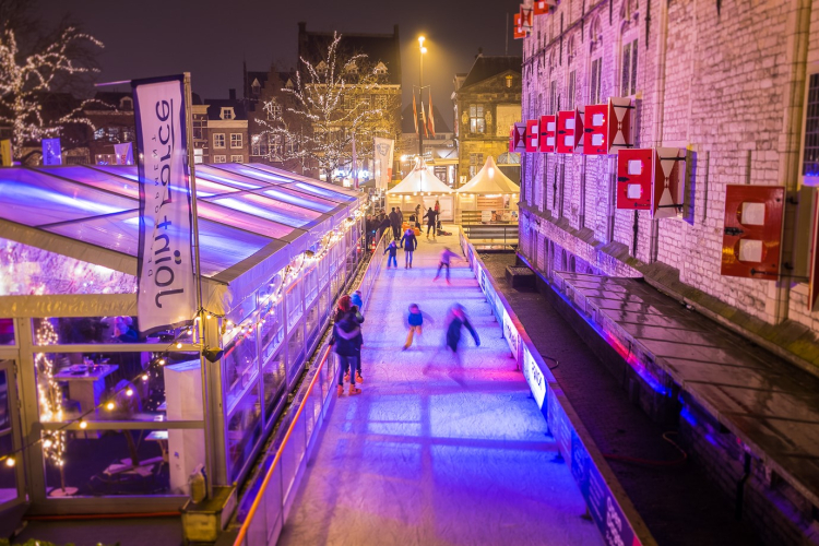 Transparante tent naast ijsbaan