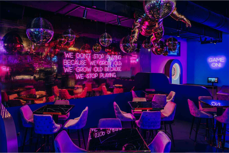 Neon signs bij The All Out