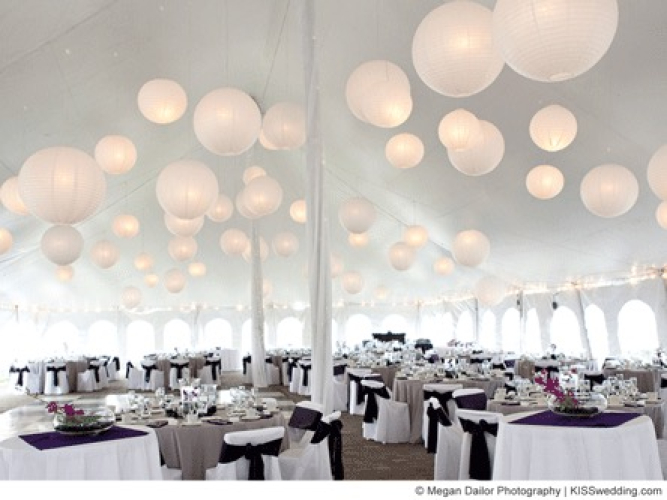 Brandvertragende witte lampionnen in feest tent - event styling decoratie