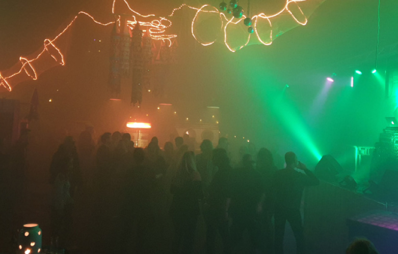 DJ in De Jungle Feestzaal