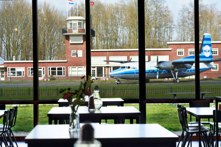 De foyer met uitzicht op vliegtuigen