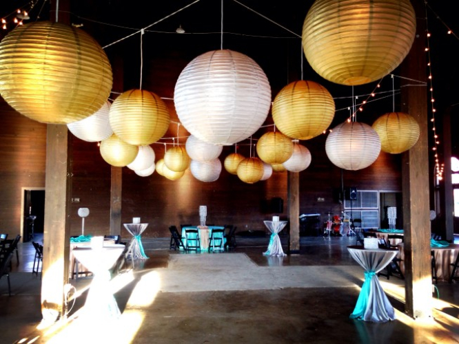 grote gouden en witte lampionnen op een event decoratie