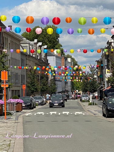 weerbestendige nylon lampionnen in winkelstraten - straatversiering decoratie