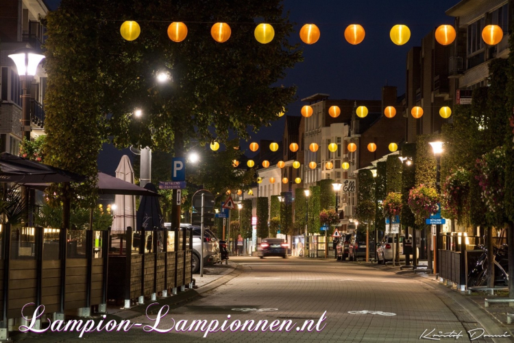 verlichte weerbestendige nylon lampionnen in straten van Geel (B)