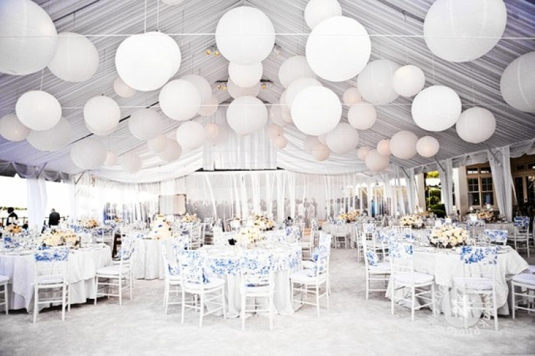 Grote witte lampionnen in feestzaal bij event of huwelijk decoratie