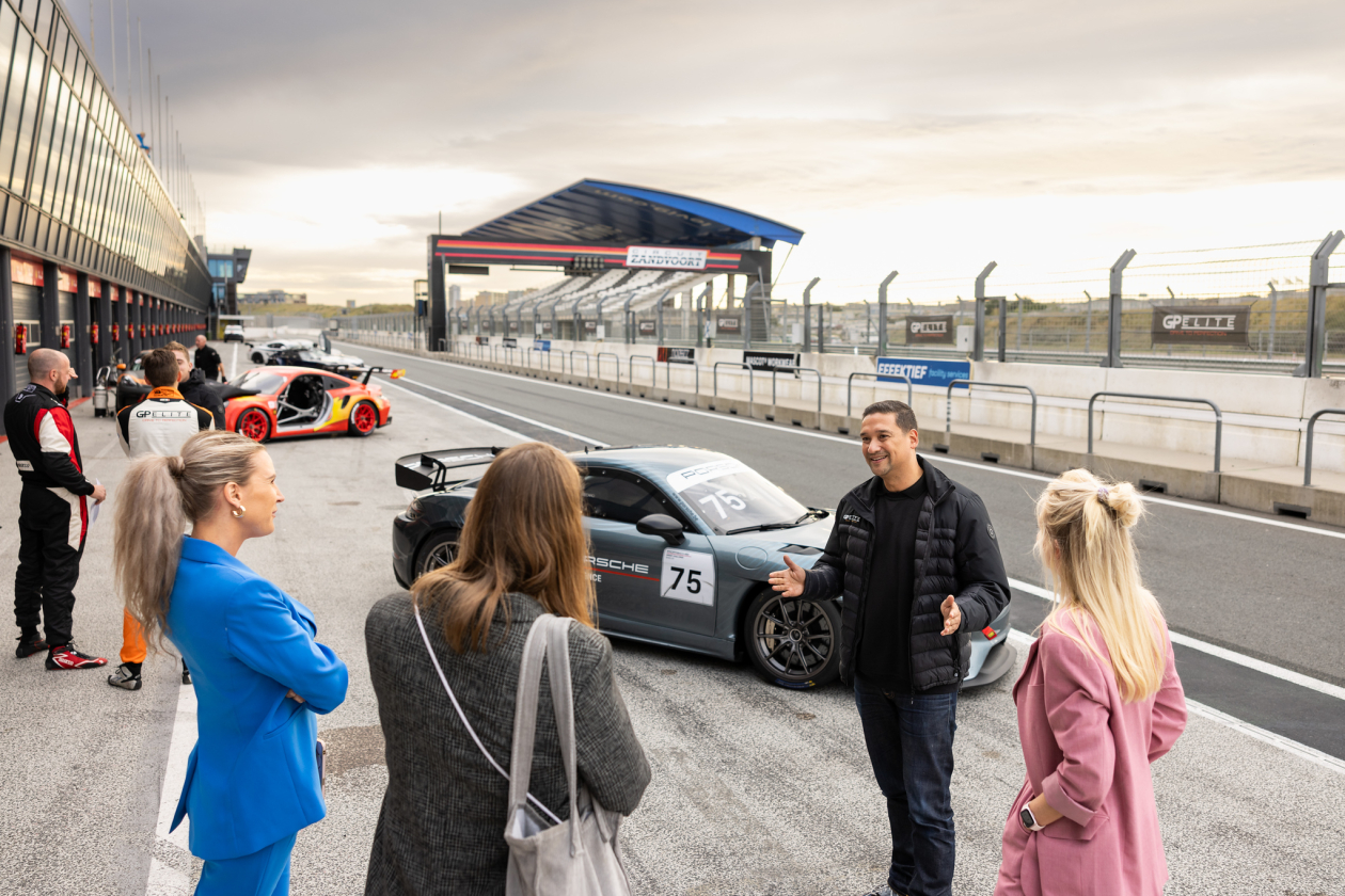Gasten nemen kijkje op het circuit