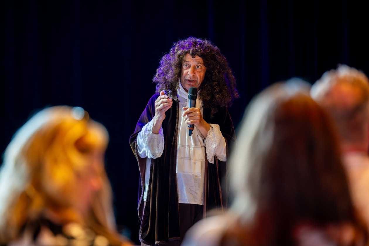 Acteur die Antoni van Leeuwenhoek speelt