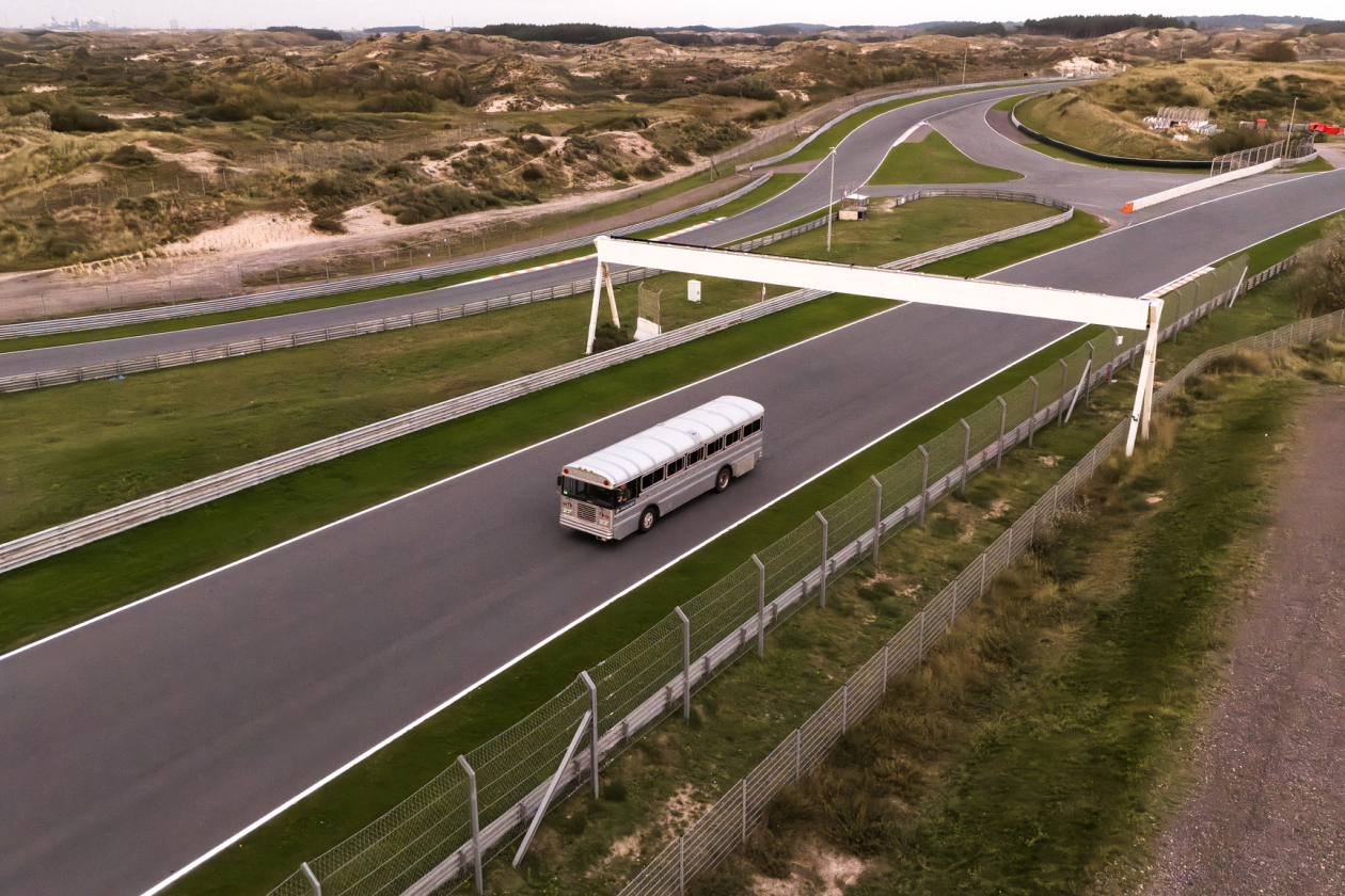 Bus rijdend op circuit Zandvoort