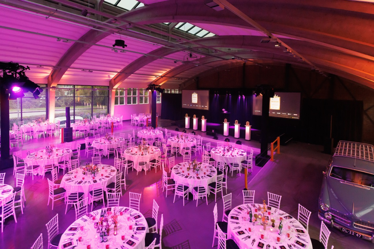 Interieur Tinfabriek Naarden met tafels 