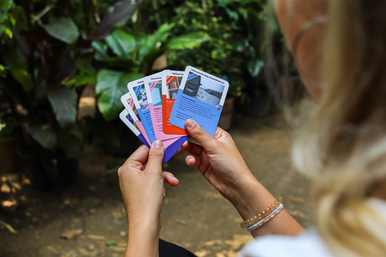 kaarten in hand openluchtmuseum