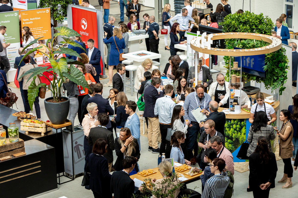3-daags plant based food congres in de Fokker Terminal met 500 internationale sprekers, gasten en 35 standhouders