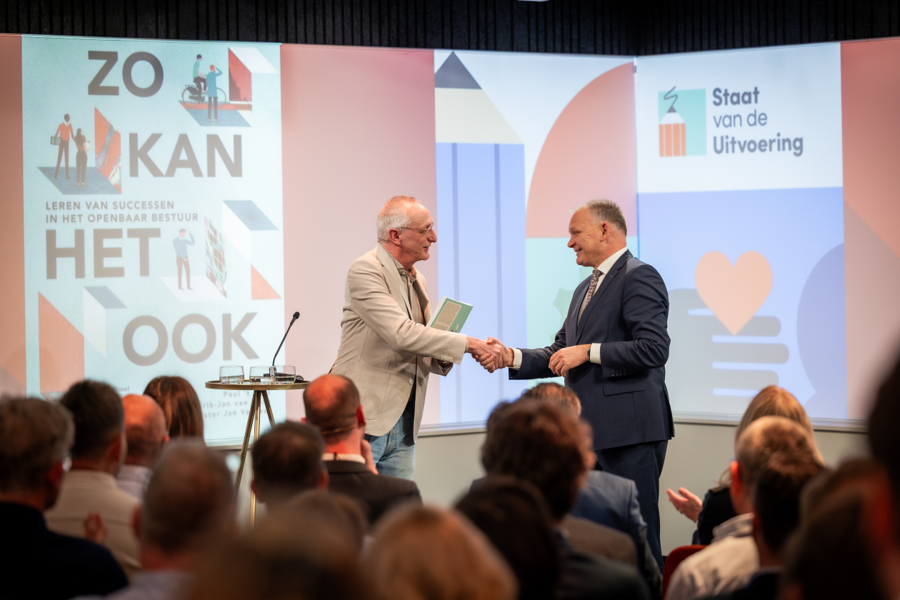 Paul 't Hart handigt het boek Zo kan het ook officieel over aan Staatssecretaris Gert-Jan Buitendijk 