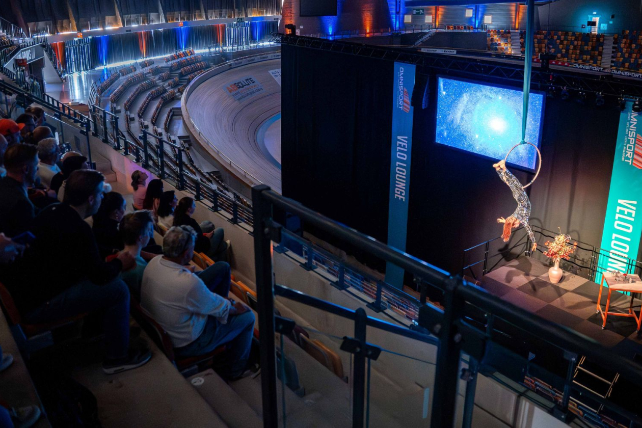 Velo Lounge gecombineerd met tribune en act | Omnisport Apeldoorn