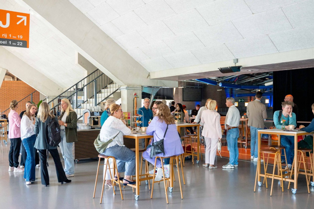 Velo Lounge met daglicht in borrelsetting | Omnisport Apeldoorn