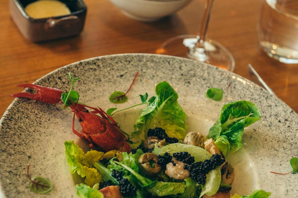 Diner in Restaurant Olympic Club