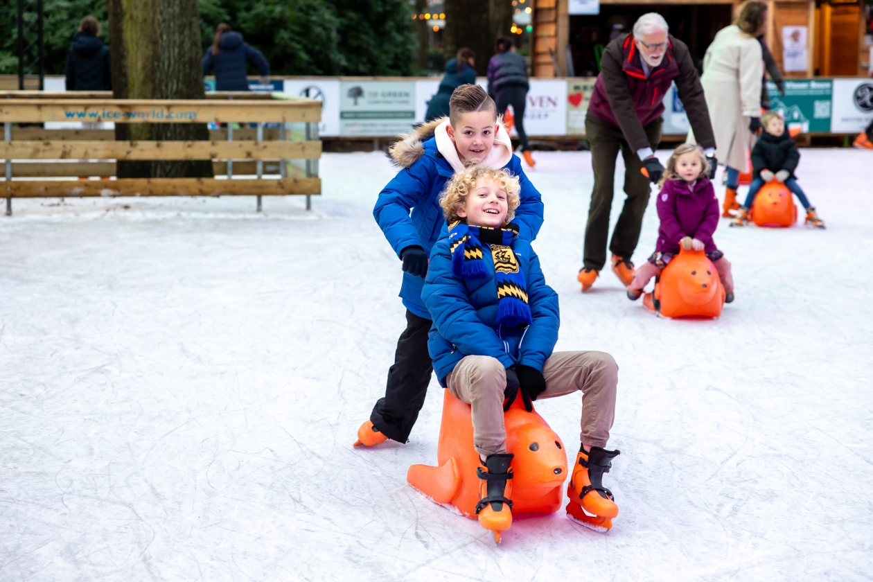 Kinderen hebben plezier op de ijsbaan
