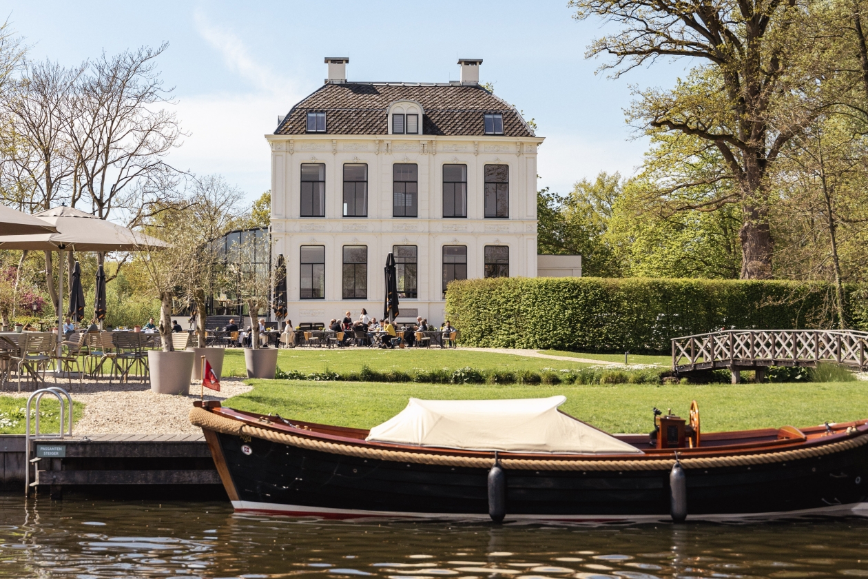 Flora Batava villa met boot
