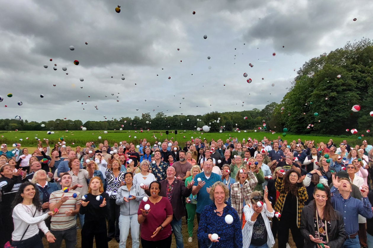 De medewerkers houden de ballen met elkaar in de lucht