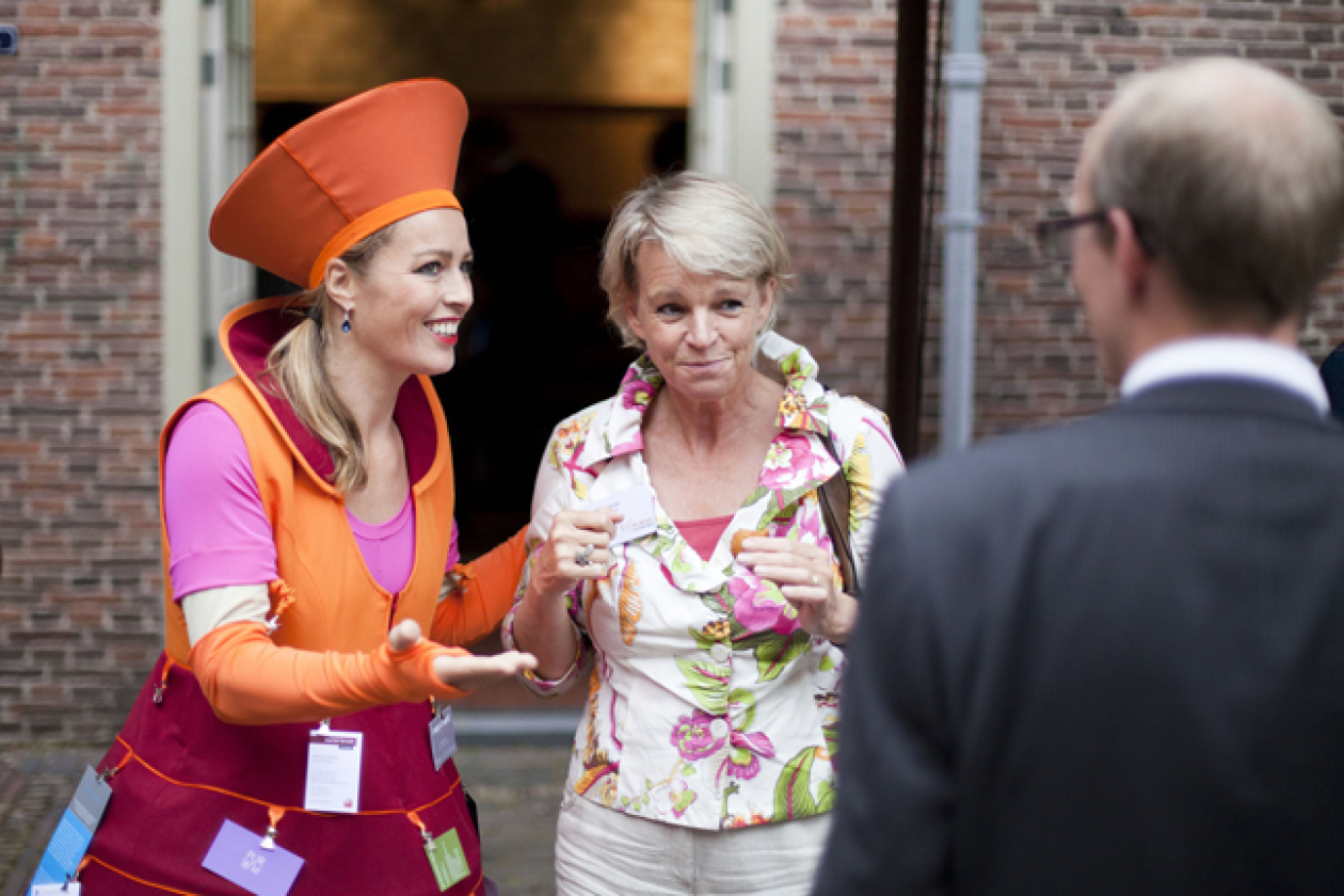 De actrices van Perfect Match! brengen je gasten met elkaar in gesprek