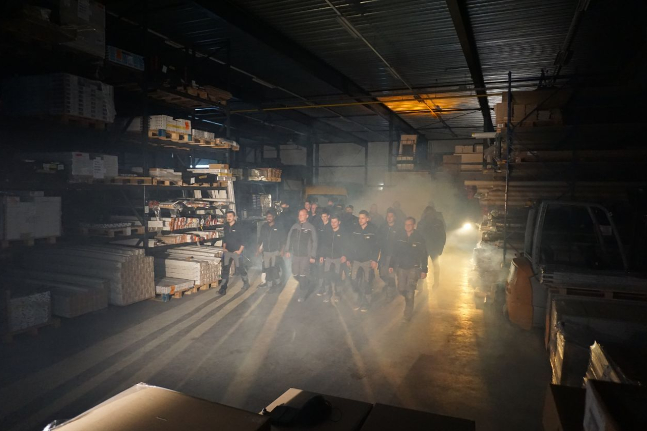 Groep collega's in sfeervol verlicht magazijn