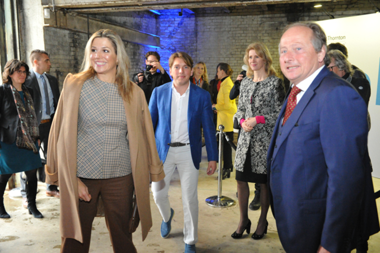 Luigi Prins, de directeur van de Cobraspen Groep, ontwikkelaar van het SugarCity terrein verwelkomt Koningin Maxima in de oude suikerfabriek. Foto: Peter Vreeswijk