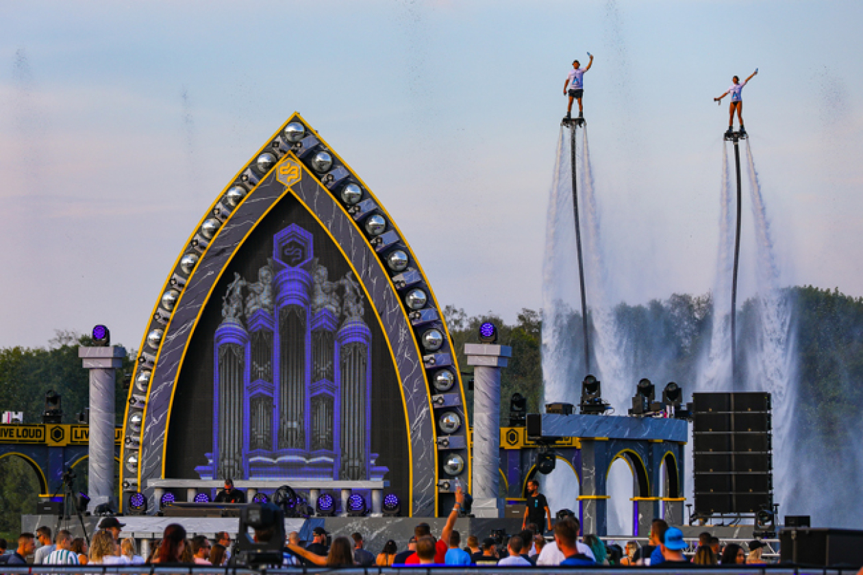 Decibel Outdoor met Aquarius Flyboarders. Foto: B2s