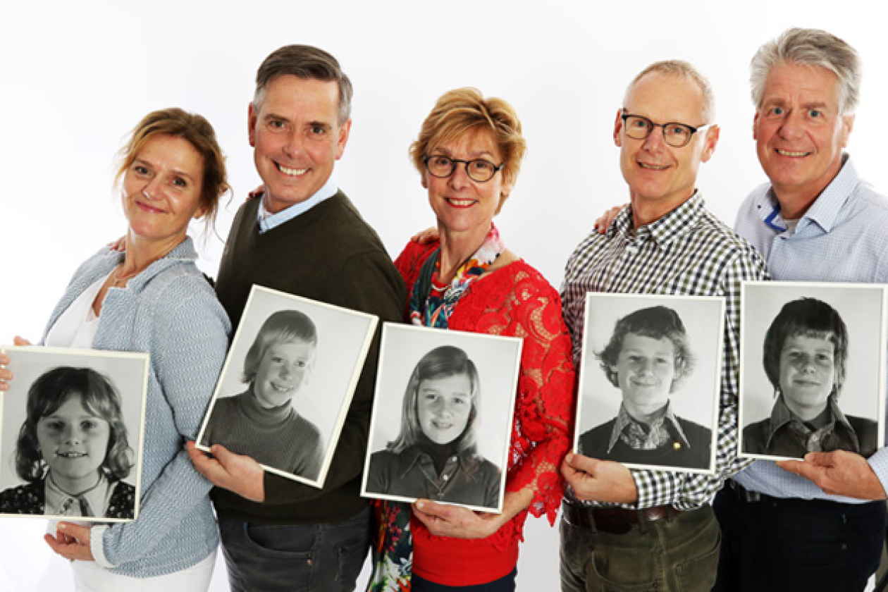Broers en zussen met jeugdfoto's