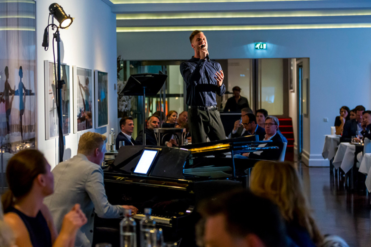 Jim Bakkum in de Diner Foyer