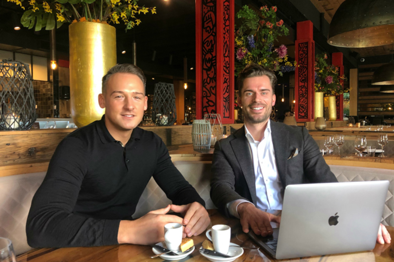 Derek sanders van Moët Hennessy (l) en Arjan de Ridder van Apollo Hotel Vinkeveen (r) 