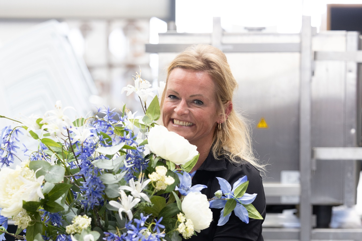 Vrouw met grote vaas met bloemen