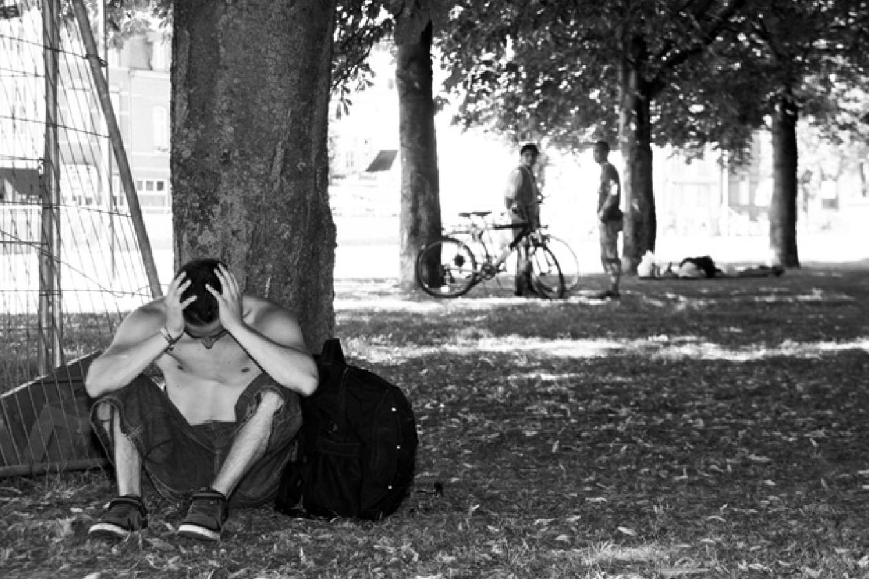 Een zwerfjongere voor fotoserie over dakloze jongeren in Maastricht