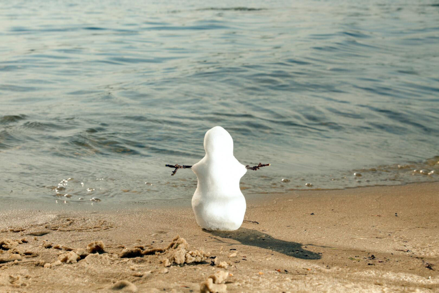 sneeuwman op strand
