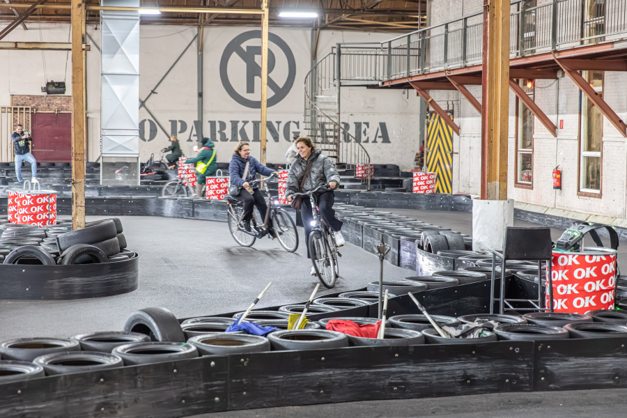 Fietsen op de kartbaan van DeFabrique