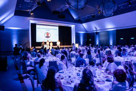 Diner show tijdens de ACREW awards in kransaposly hotel Amsterdam