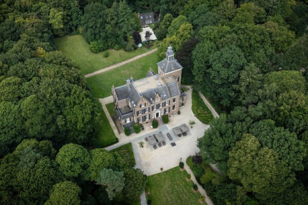 Ons historische Maarten Maartenhuis, hier kunt u vergaderen of exclusief dineren in een van de stijlkamers.
