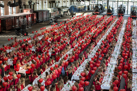 een groots diner in de museumhal