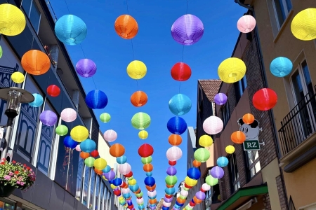 Nylon lampionnen in winkelstraat