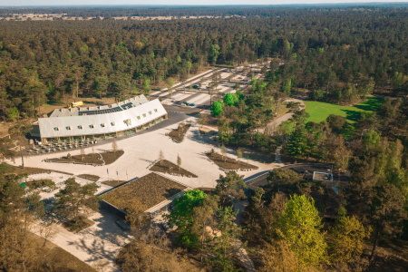 Het Park Paviljoen van Het Nationale Park De Hoge Veluwe ligt midden in de bossen